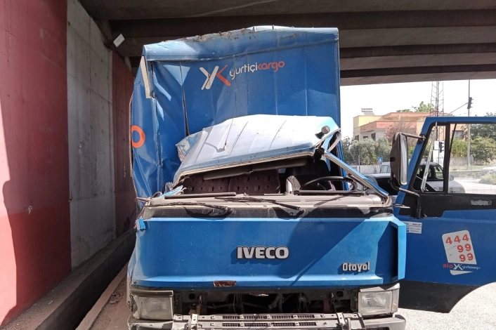 İşçi servisi, kargo kamyonuyla çarpıştı
