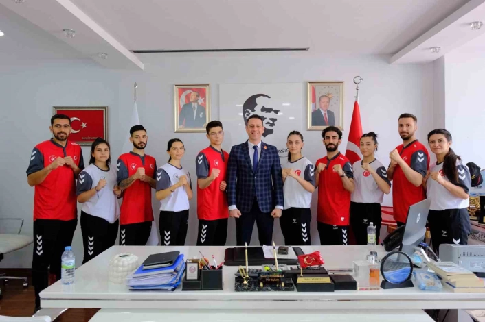 İşitme Engelliler Milli Takımından, Başkan Tanrıkuluna ziyaret
