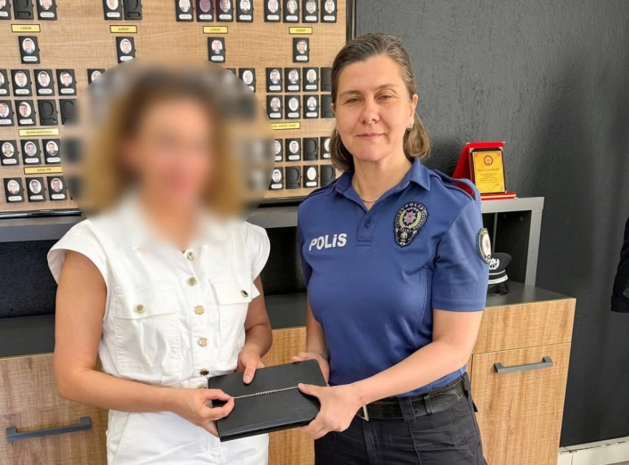 Ispartada AVMde kaybolan değerli takı, polisin takibiyle bulundu
