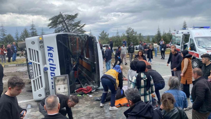 Ispartada yolcu midibüsü devrildi, yaralılar var
