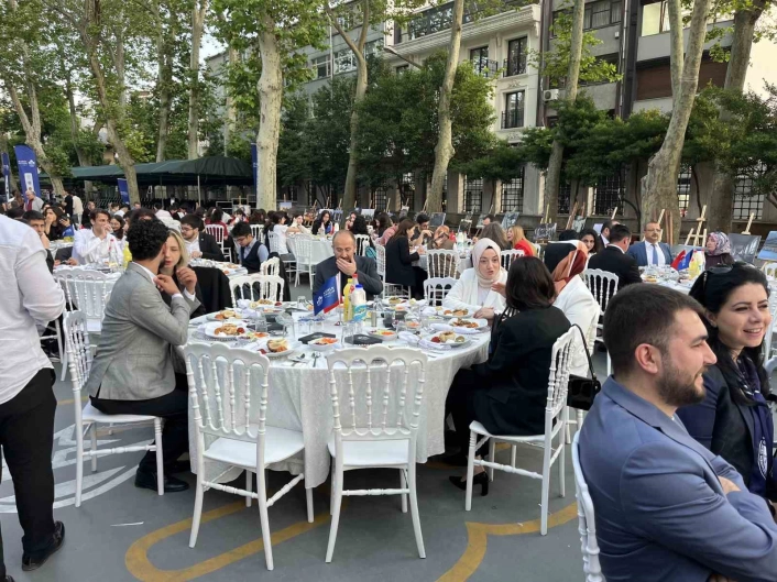 İstanbul Erkek Lisesinde Asırlık Okullar Vakfı Olağanüstü Genel Kurul ve Lansman töreni düzenlendi
