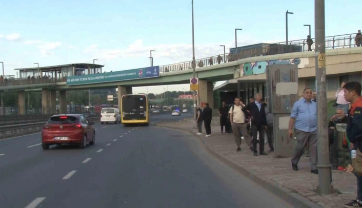 İstanbulda özel halk otobüsü grevi duraklarda yoğunluğa neden oldu
