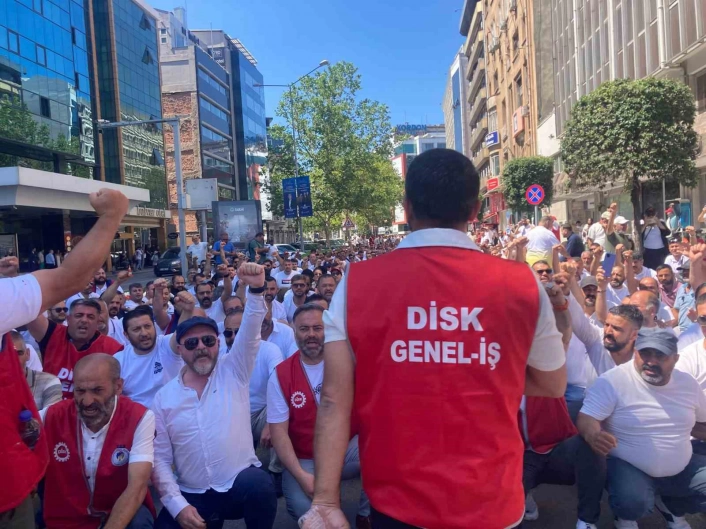 İzmir Büyükşehirde, grev beşinci gününde işçilerin eylemi sürüyor
