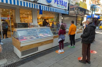 İzmir’de sosyal mesafe için zemin çıkartmaları devrede