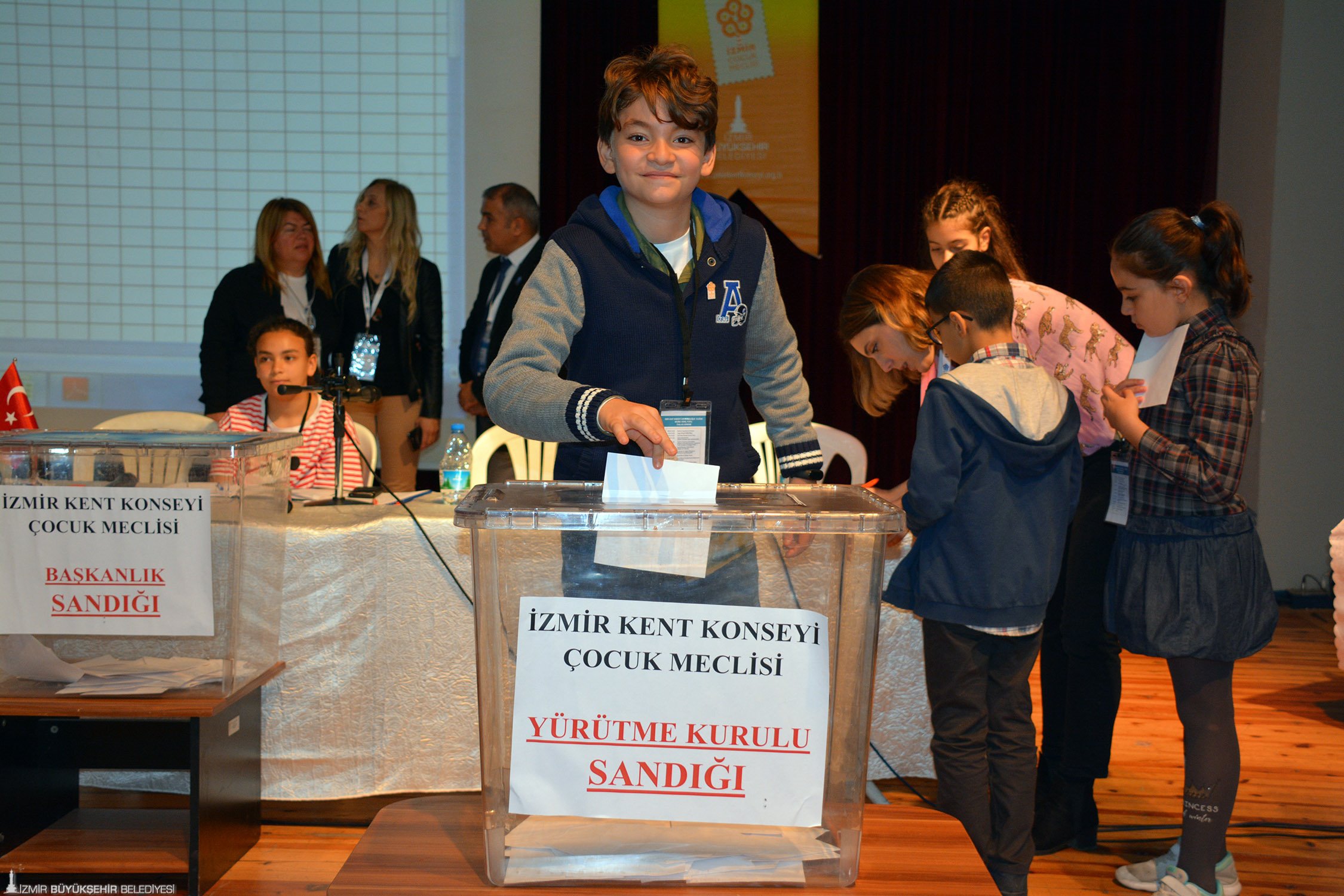 İzmir yeni çocuk yöneticilerini seçti