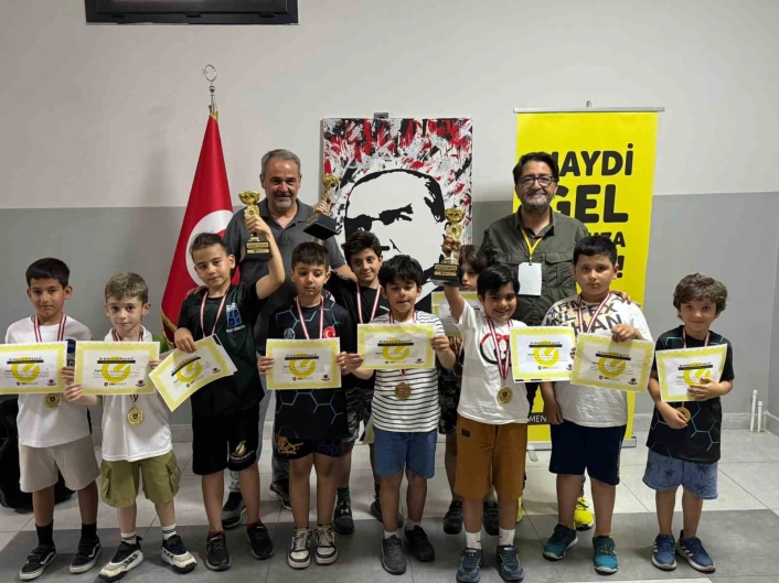 İzmirde, 19 Mayıs satranç turnuvasına 110 sporcu katıldı
