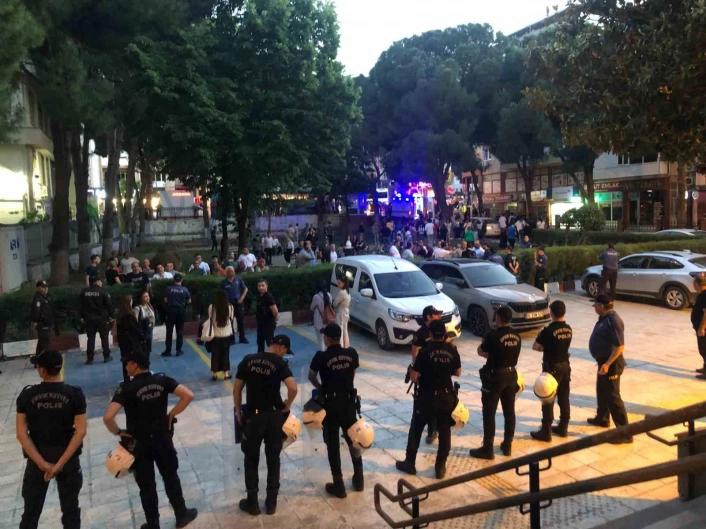 İzmirde Cumhurbaşkanına hakaret içerikli duvar yazısı yazan 4 şüpheli tutuklandı