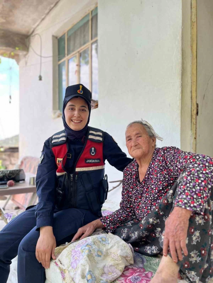 Jandarma yaşlı çınarları unutmadı
