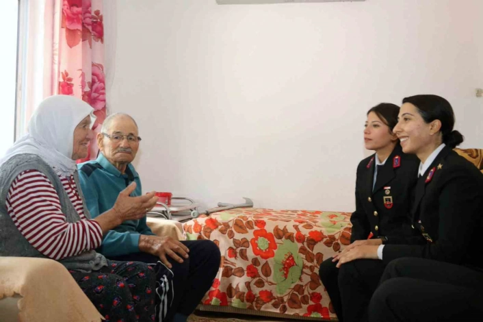 Jandarmadan 75 yıllık evli çifte anlamlı ziyaret
