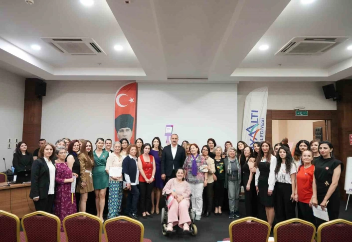 Kadınlar, sertifikalarını başkan Kotandan aldı
