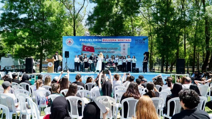 Kağıthanede eğitim şöleni: Liseler tanıtım için buluştu
