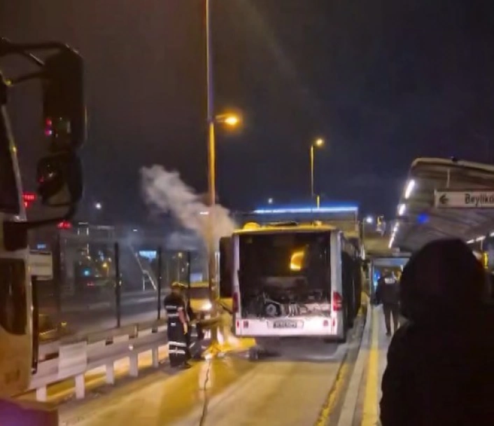 Kağıthanede metrobüsün motor bölümü yandı, seferler kısa süre durduruldu
