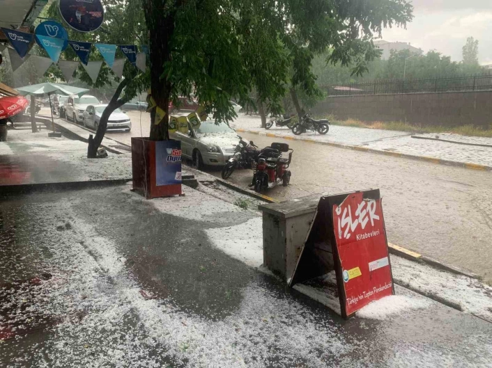 Kağızmanı dolu vurdu, tarım arazileri zarar gördü

