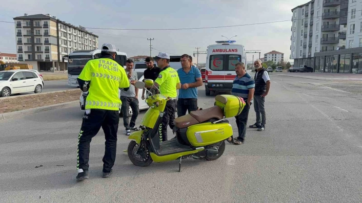 Kamyonet ile motosiklet çarpıştı: 1 yaralı
