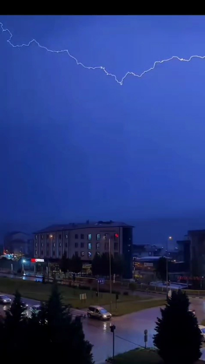 Karabükte şimşekler görsel şölen oluşturdu
