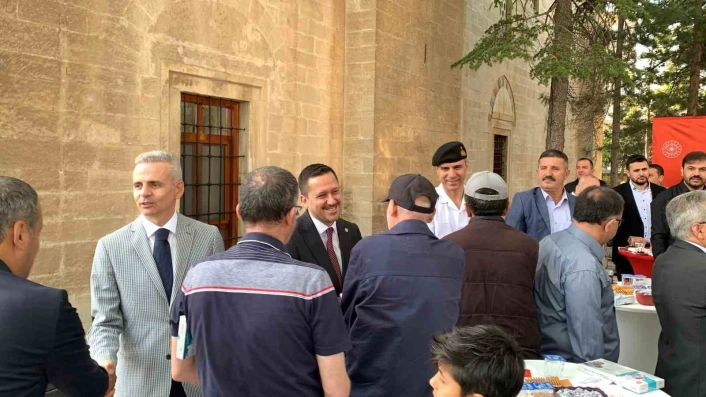 Karamanda il protokolü vatandaşla bayramlaştı
