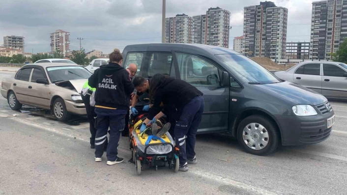 Karamanda ışıkta bekleyen hafif ticari araca otomobil arkadan çarptı: 1 yaralı
