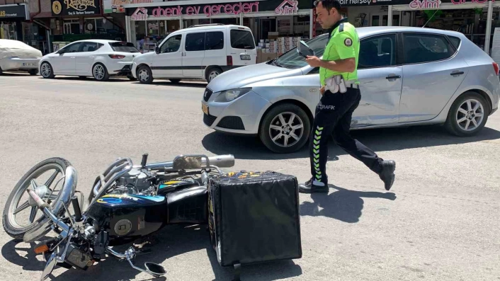 Karamanda otomobille çarpışan motokurye yaralandı
