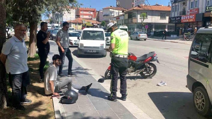 Karamanda otomobille çarpışan motosiklet sürücüsü yaralandı
