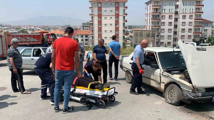 Karamanda otomobillerin çarpıştığı kaza kamerada: 2 yaralı
