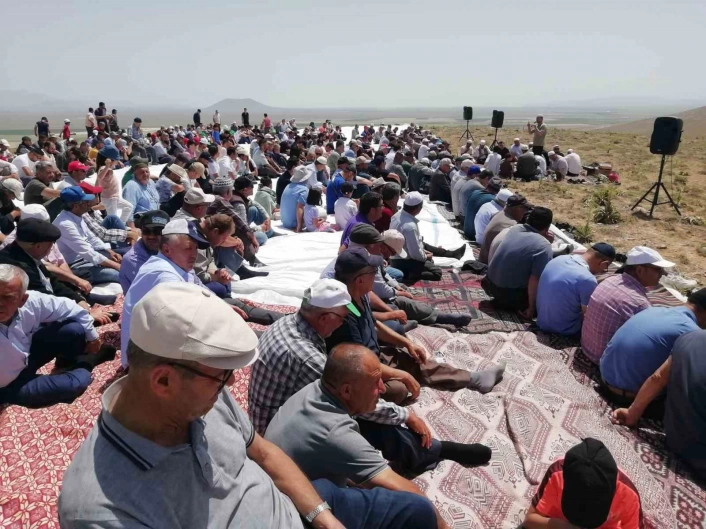 Karapınarda yağmur duasına çıkıldı

