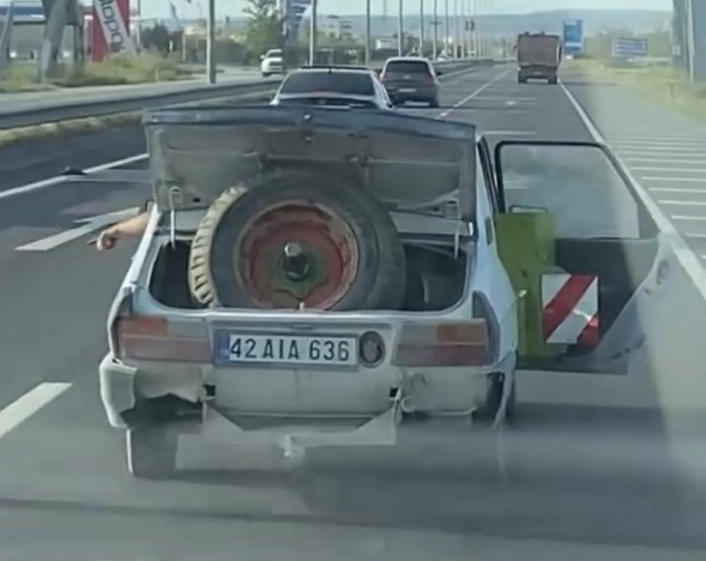 Karayolunda bagaj ve kapısı vaziyette seyretti
