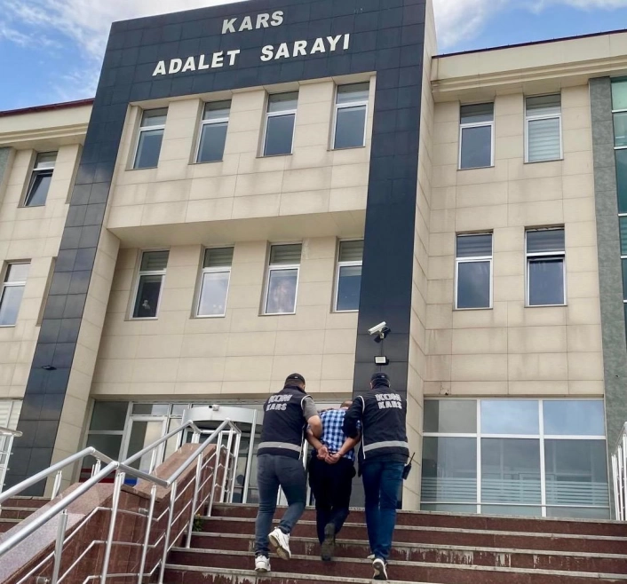 Karsta 15 yıl hapis cezası ile aranan 1 kişi yakalandı
