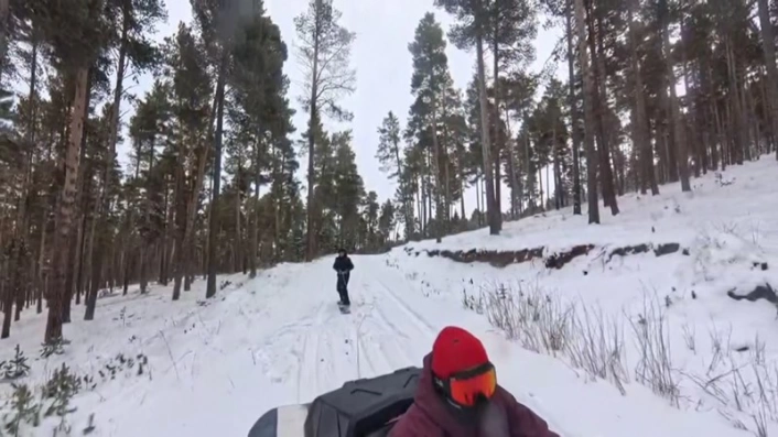 Karsta 2 kişi ATV araca bağladığı halatla snowboard yaptı
