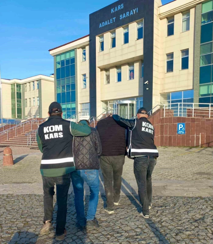 Karsta 9 yıl hapis cezaları bulunan ağabeyi ve kardeşi yakalandı
