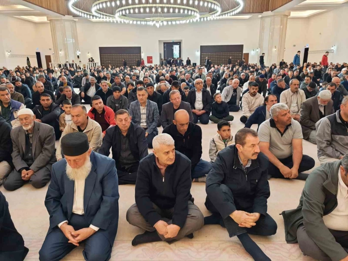 Karsta bayram namazında camiler doldu
