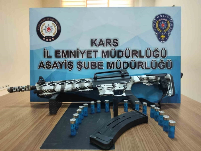 Karsta çok sayıda silah ve mühimmat ele geçirildi
