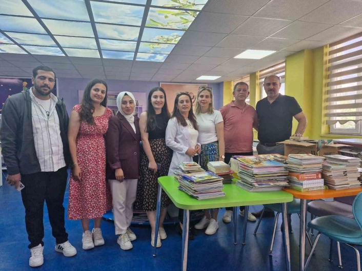 Karsta üniversite öğrencilerinden ilkokul öğrencilerine kitap desteği
