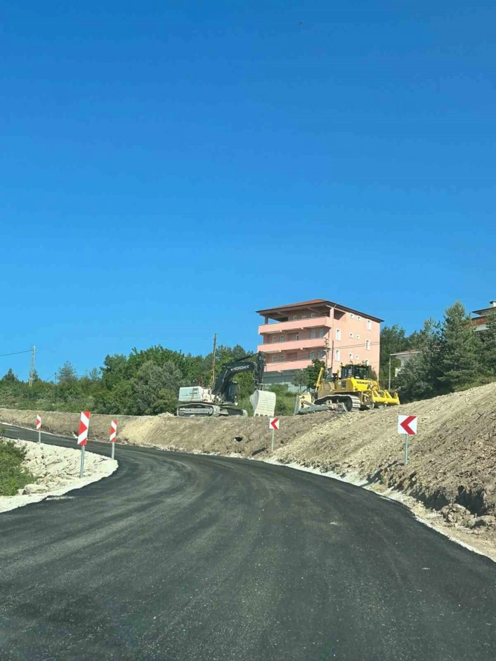 Kastamonuda heyelan sebebiyle ulaşıma kapanan yol ulaşıma açıldı
