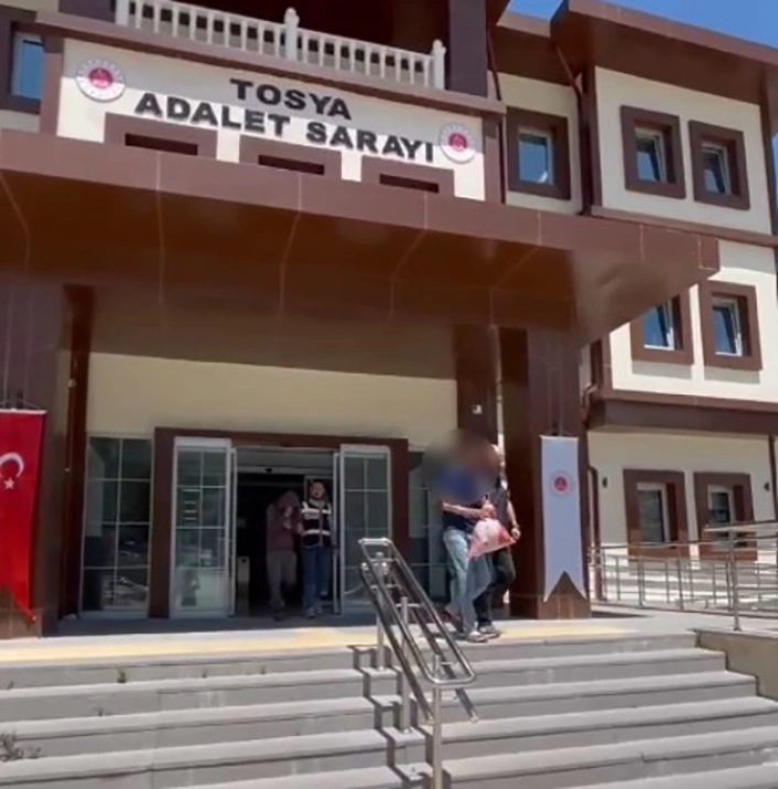 Kastamonuya uyuşturucu getiren iki şüpheli tutuklandı
