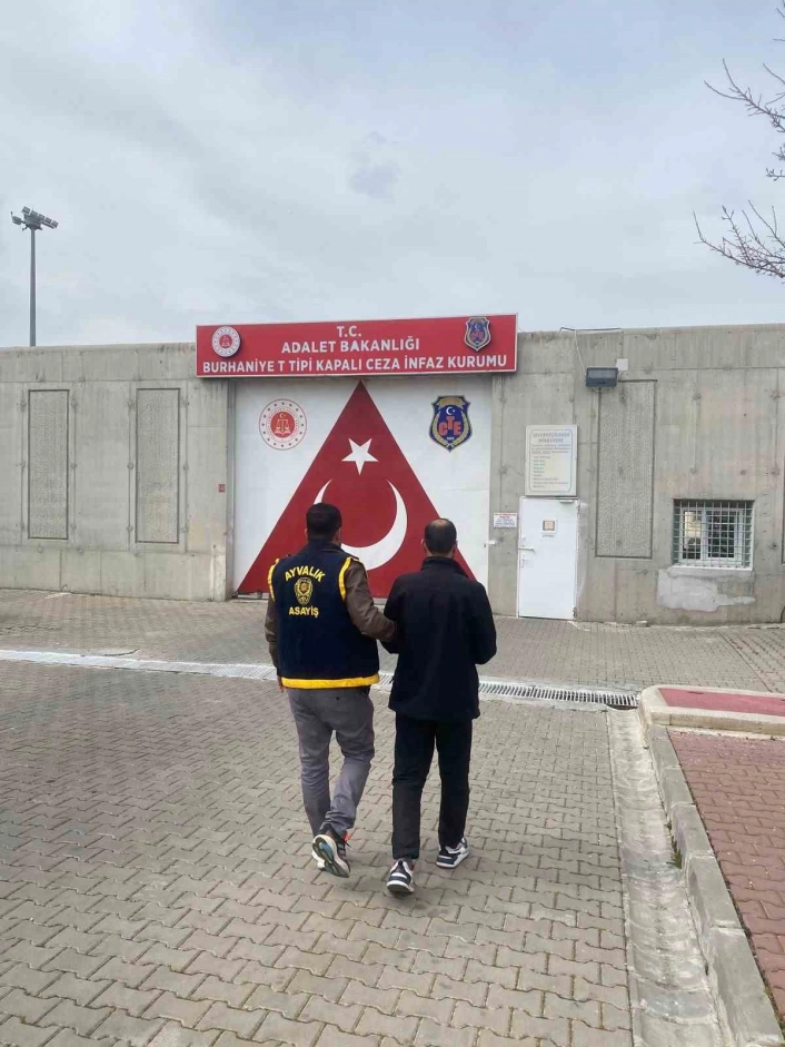 Kasten öldürme suçundan aranan şahıs Ayvalıkta yakalandı

