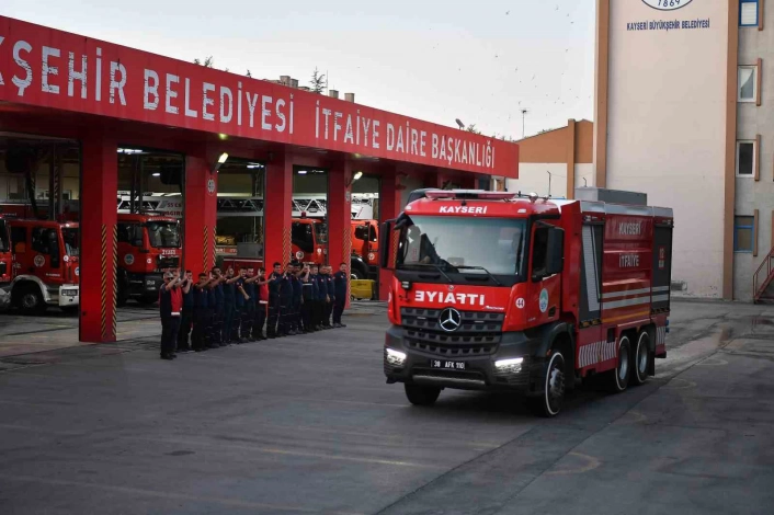 Kayseri itfaiyesi yangınla mücadele için Manisaya gitti
