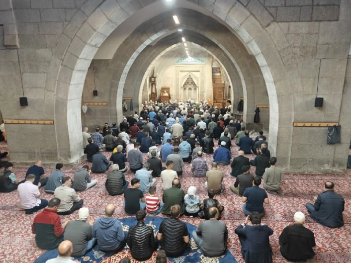 Kayseride Bayram Namazında camiler doldu
