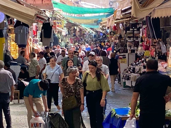 Kemeraltı Çarşısında Kurban Bayramı hareketliliği

