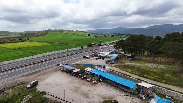 Kemikli Rampalarındaki barakalar hem trafik güvenliğini tehdit ediyor hem de mesire alanını engelliyor
