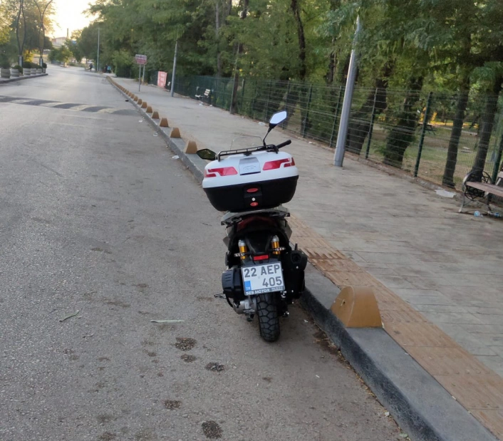 Keşanda sokak köpeklerinden kaçmaya çalışırken devrilen motosikletin sürücüsü yaralandı
