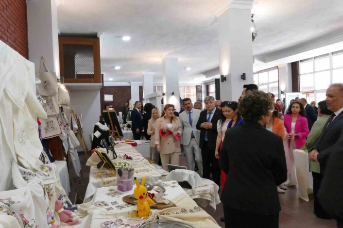Kilimli Halk Eğitim Merkezi Müdürlüğünden yıl sonu sergisi
