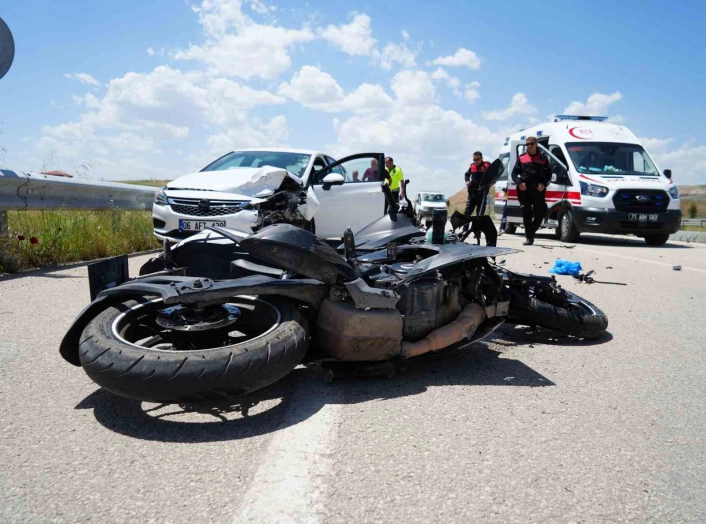 Kırıkkalede otomobil ile motosiklet çarpıştı: 1 ağır yaralı
