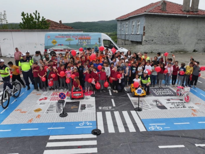 Kırklarelinde köy okullarındaki öğrencilere trafik eğitimi
