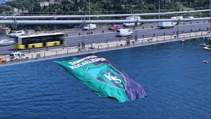 Kocaelisporun bayrağı İstanbul Boğazında dalgalandı
