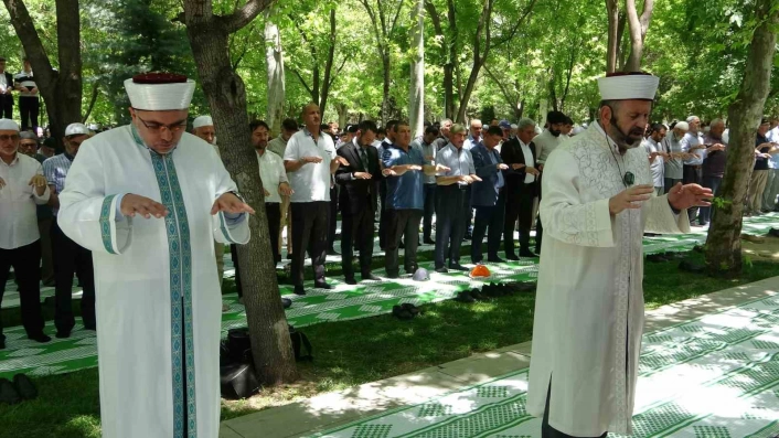 Konyada Namazgahta eller yağmur için semaya kalktı
