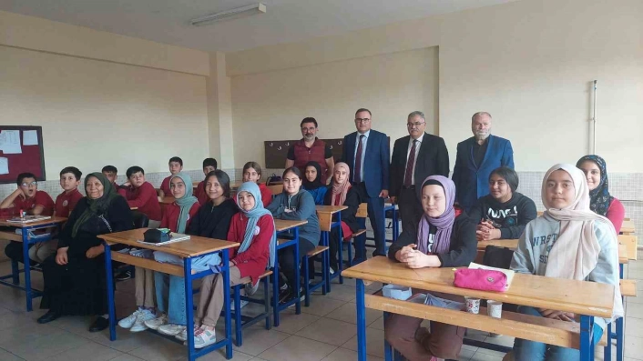 Konyada şehit annesi oğlunun adının verildiği okulda öğrencilerle buluştu
