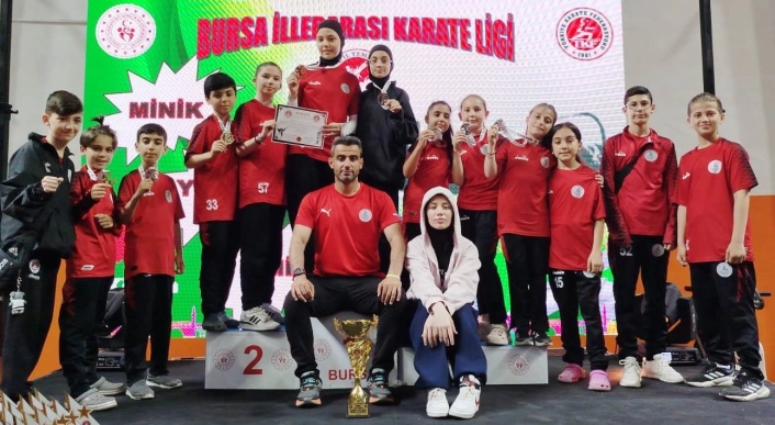 Körfezli karateciler Bursadan 9 madalya ile döndü
