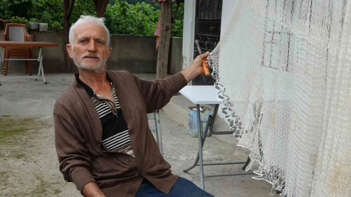 Koyunları otlatırken öğrendi: 61 yıldır balık ağı örüyor
