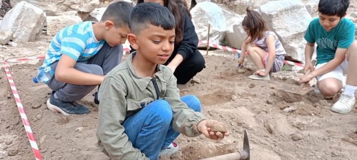 Küçük arkeologlar işbaşında
