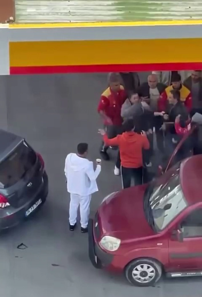 Küçükçekmecede akaryakıt istasyonunda sıra kavgası kamerada
